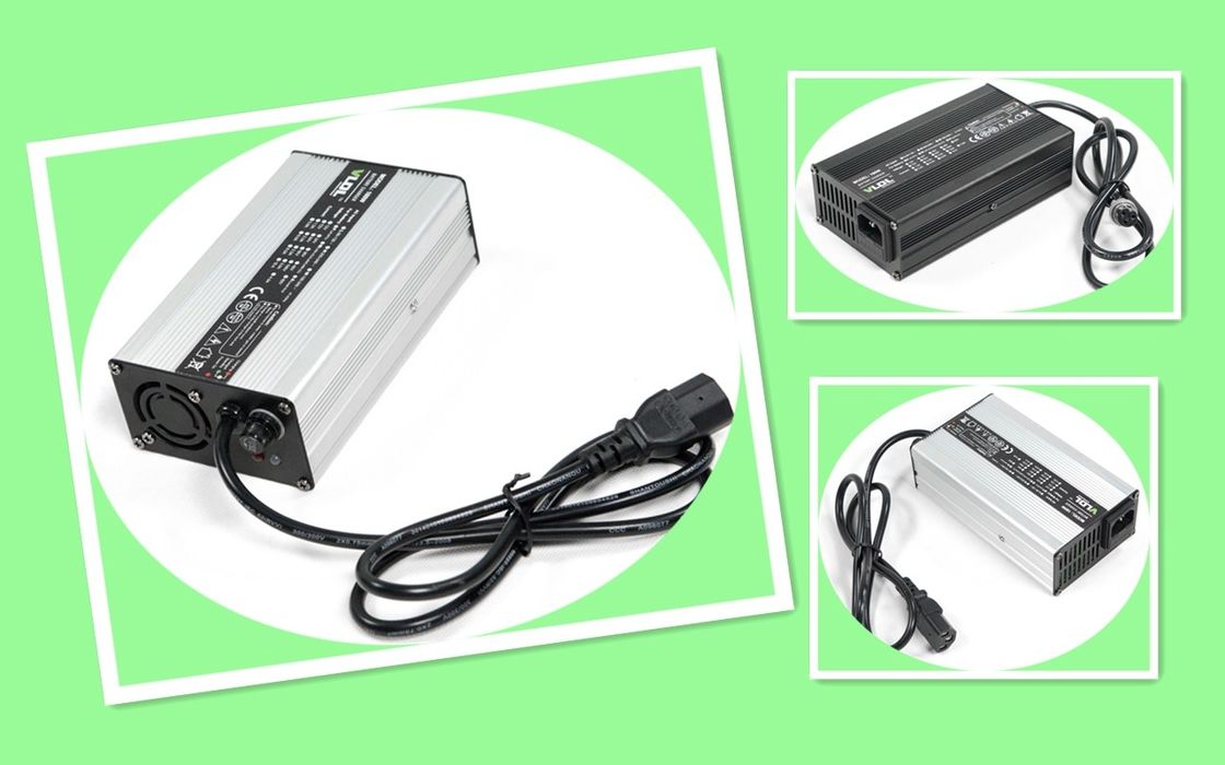 L'argento di alluminio elettrico astuto del caricabatteria del motociclo 36V 4A o l'intelaiatura nera 4 fa un passo caricandosi
